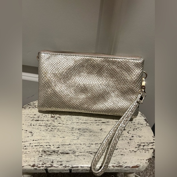Caroline Hill Handbags - Chic Metallic Wristlet/ crossbody Clutch, NWOT